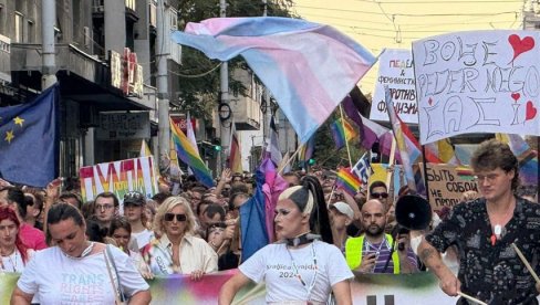 PRVI BLOKADERSKI GEJ PRAJD: Predvodi ih Đilasova Olivera Kovačević - zastali kod kultnog blokaderskog mesta PRVI BLOKADERSKI GEJ PRAJD: Predvodi ih Đilasova Olivera Kovačević - zastali kod kultnog blokaderskog mesta
