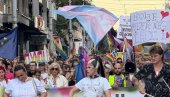 ПРВИ БЛОКАДЕРСКИ ГЕЈ ПРАЈД: Предводи их Ђиласова Оливера Ковачевић - застали код култног блокадерског места ПРВИ БЛОКАДЕРСКИ ГЕЈ ПРАЈД: Предводи их Ђиласова Оливера Ковачевић - застали код култног блокадерског места