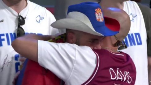 SRBE NIKO NIJE MOGAO DA UTEŠI: Navijačima Srbije u Rigi prilazili stranci posle šokantnog poraza... (VIDEO)