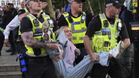 POLICIJA IH VUKLA PO ASFALTU I PENDREČILA: Uhapšeno 425 demonstranata u Londonu (VIDEO) POLICIJA IH VUKLA PO ASFALTU I PENDREČILA: Uhapšeno 425 demonstranata u Londonu (VIDEO)