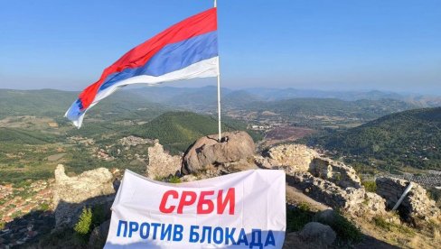 SRBI SA KIM POKAZALI ŠTA MISLE O DOGAĐAJIMA U CENTRALNOJ SRBIJI: Na Zvečanskoj tvrđavi ponosno se vijori srpska trobojka (FOTO/VIDEO) SRBI SA KIM POKAZALI ŠTA MISLE O DOGAĐAJIMA U CENTRALNOJ SRBIJI: Na Zvečanskoj tvrđavi ponosno se vijori srpska trobojka (FOTO/VIDEO)