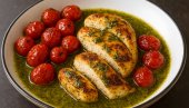 PILETINA SA PESTOM I PEČENIM PARADAJZOM: Recept za kremastu piletinu