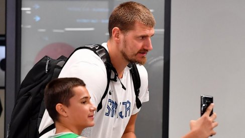 OTKRIVENO! Evo zbog čega se Nikola Jokić nikada ne slika sa navijačima van Amerike OTKRIVENO! Evo zbog čega se Nikola Jokić nikada ne slika sa navijačima van Amerike