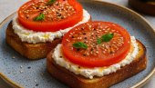 TOST SA RIKOTOM I PARADAJZOM: Recept za omiljeni doručak