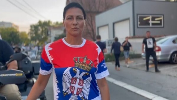 КВАДОМ ДОШЛА НА СКУП У БОРЧУ: Овде сам са супругом, боримо се против блокада (ВИДЕО) КВАДОМ ДОШЛА НА СКУП У БОРЧУ: Овде сам са супругом, боримо се против блокада (ВИДЕО)