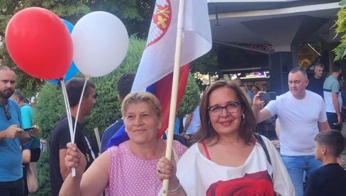 ГРАЂАНИ ПРОТИВ БЛОКАДА: Кренуло окупљање народа широм Србије (ФОТО)(ВИДЕО) ГРАЂАНИ ПРОТИВ БЛОКАДА: Кренуло окупљање народа широм Србије (ФОТО)(ВИДЕО)