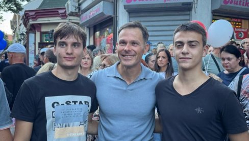 СИНИША МАЛИ СА ГРАЂАНИМА ПРОТИВ БЛОКАДА У ЗЕМУНУ: Борићемо се за Србију управо на овај начин, миром и стабилношћу! (ФОТО/ВИДЕО) СИНИША МАЛИ СА ГРАЂАНИМА ПРОТИВ БЛОКАДА У ЗЕМУНУ: Борићемо се за Србију управо на овај начин, миром и стабилношћу! (ФОТО/ВИДЕО)