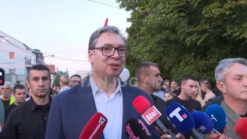 BLOKADERI POKUŠALI DA IZAZOVU INCIDENT U ŠAPCU! Vučić otkrio - Stali nasred puta kojim ide velika kolona BLOKADERI POKUŠALI DA IZAZOVU INCIDENT U ŠAPCU! Vučić otkrio - Stali nasred puta kojim ide velika kolona