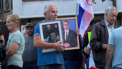 PUTIN U IVANJICI: Gospodin na skup protiv blokada poneo fotografije ruskog i srpskog predsednika (FOTO) PUTIN U IVANJICI: Gospodin na skup protiv blokada poneo fotografije ruskog i srpskog predsednika (FOTO)