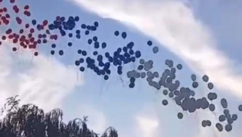 PRELEP PRIZOR U BORČI: Nebo prekrili baloni u bojama srpske trobojke - hiljade građana protiv blokada (VIDEO) PRELEP PRIZOR U BORČI: Nebo prekrili baloni u bojama srpske trobojke - hiljade građana protiv blokada (VIDEO)