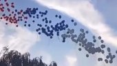 PRELEP PRIZOR U BORČI: Nebo prekrili baloni u bojama srpske trobojke - hiljade građana protiv blokada (VIDEO) PRELEP PRIZOR U BORČI: Nebo prekrili baloni u bojama srpske trobojke - hiljade građana protiv blokada (VIDEO)