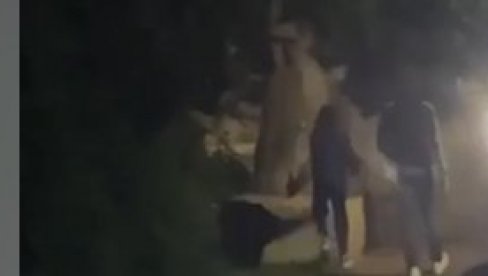 (UZNEMIRUJUĆI VIDEO) Tinejdžeri izboli čoveka nožem (UZNEMIRUJUĆI VIDEO) Tinejdžeri izboli čoveka nožem