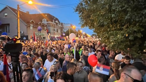 НЕЋЕМО ВИШЕ ДА ТРПИМО БЛОКАДЕ И НАСИЉЕ: Грађани јасни - Србија је устала (ВИДЕО) НЕЋЕМО ВИШЕ ДА ТРПИМО БЛОКАДЕ И НАСИЉЕ: Грађани јасни - Србија је устала (ВИДЕО)