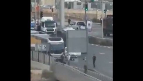 NAPADAČI UŠLI U AUTOBUS, PA OTVORILI VATRU NA PUTNIKE Veliki broj mrtvih i ranjenih u pucnjavi u Jerusalimu, dva napadača neutralisana (VIDEO) NAPADAČI UŠLI U AUTOBUS, PA OTVORILI VATRU NA PUTNIKE Veliki broj mrtvih i ranjenih u pucnjavi u Jerusalimu, dva napadača neutralisana (VIDEO)