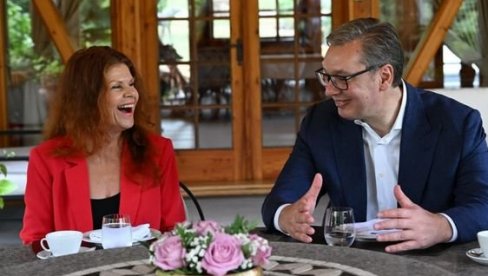 RAZGOVOR UZ KAFU I KROFNE Vučić: Zadovoljstvo mi je što sam ugostio holivudsku glumicu Lolitu Davidović i njenog supruga