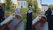 ZA NJIHOVU BOLEST NEMA LEKA: Blokaderi sahranili Vučića - Postaju sve morbidniji (VIDEO)