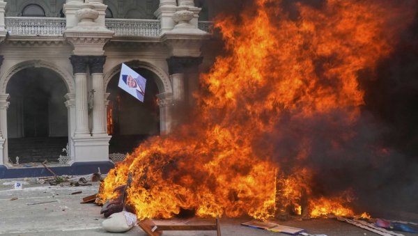 ХАОС НА УЛИЦАМА НЕПАЛА: У протестима погинула 21 особа, 500 повређених - председник прихватио оставку премијера Олија ХАОС НА УЛИЦАМА НЕПАЛА: У протестима погинула 21 особа, 500 повређених - председник прихватио оставку премијера Олија