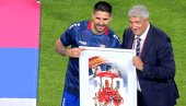 VREDNO PRIZNANJE: Aleksandar Mitrović pred meč sa Engleskom dobio specijalnu medalju