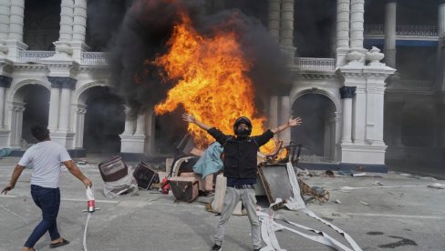 NEPAL U PLAMENU, EKSPERTI OTKRILI ŠTA SE DEŠAVA: Obojene revolucije postaju internet revolucije NEPAL U PLAMENU, EKSPERTI OTKRILI ŠTA SE DEŠAVA: Obojene revolucije postaju internet revolucije