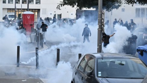 HAOS U FRANCUSKOJ: Blokiran saobraćaj, sukobi demonstranata i policije, bačene dimne bombe (FOTO/VIDEO)