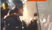 SUZAVAC PO FACAMA SREDNJOŠKOLACA: Demokratija francuske policije (VIDEO) SUZAVAC PO FACAMA SREDNJOŠKOLACA: Demokratija francuske policije (VIDEO)