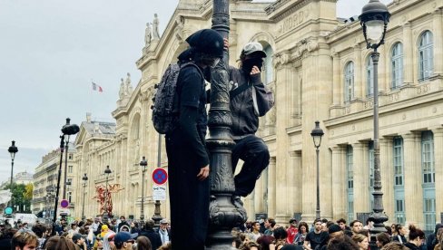 HAOS U FRANCUSKOJ: Policija masovno hapsi demonstrante - gori Pariz (FOTO/VIDEO) HAOS U FRANCUSKOJ: Policija masovno hapsi demonstrante - gori Pariz (FOTO/VIDEO)