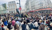 БРУТАЛНОСТ ФРАНЦУСКЕ ПОЛИЦИЈЕ: Туку новинаре пендрецима, бацају сузавце на бициклисте и родитеље са децом испред вртића.. (ВИДЕО)