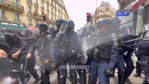 FRANCUSKA POLICIJA PRETUKLA NOVINARE: Tenzije u Parizu rastu (VIDEO)