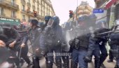 FRANCUSKA POLICIJA PRETUKLA NOVINARE: Tenzije u Parizu rastu (VIDEO)