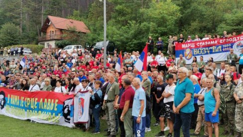 ВОЗУЋАНИ ЧУВАЈУ СЕЋАЊЕ НА ПРОТЕРАНЕ СРБЕ: Маршом Стазама егзодуса, обележено 30 година од прогона мештана