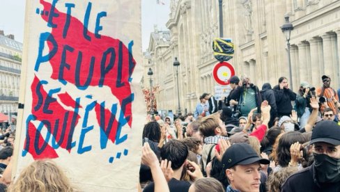 PALJEVINOM NA STEZANJE KAIŠA: Širom Francuske juče održane blokade protiv budžetske štednje PALJEVINOM NA STEZANJE KAIŠA: Širom Francuske juče održane blokade protiv budžetske štednje