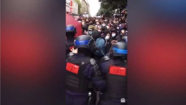ЕУ ПОЛИЦИЈА У АКЦИЈИ: Погледајте како се у Европској унији поступа са насилним демонстрантима (ВИДЕО) ЕУ ПОЛИЦИЈА У АКЦИЈИ: Погледајте како се у Европској унији поступа са насилним демонстрантима (ВИДЕО)