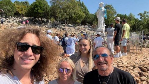 BEBEK SE SA PORODICOM POKLONIO GOSPI IZ MEĐUGORJA: NJegova ćerka retko se viđa u javnosti (FOTO) BEBEK SE SA PORODICOM POKLONIO GOSPI IZ MEĐUGORJA: NJegova ćerka retko se viđa u javnosti (FOTO)