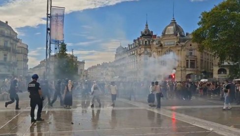 РЕСТОРАН У ПЛАМЕНУ: Ватрогасци се боре са ватром усред протеста - Хаос у Паризу се наставља (ВИДЕО) РЕСТОРАН У ПЛАМЕНУ: Ватрогасци се боре са ватром усред протеста - Хаос у Паризу се наставља (ВИДЕО)