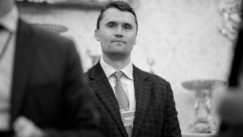 САРАДНИК ДОНАЛДА ТРАМПА ПОДЛЕГАО РАНАМА: Преминуо Чарли Кирк