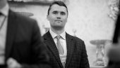 САРАДНИК ДОНАЛДА ТРАМПА ПОДЛЕГАО РАНАМА: Преминуо Чарли Кирк