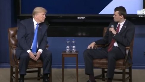 АМЕРИКА У ЖАЛОСТИ: Заставе се спуштају на пола копља - наређење Трампа АМЕРИКА У ЖАЛОСТИ: Заставе се спуштају на пола копља - наређење Трампа