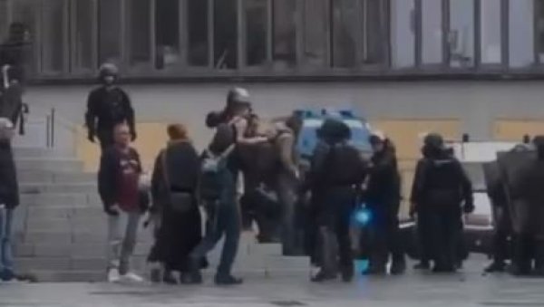ОВАКО ТО РАДИ ЕУ ПОЛИЦИЈА: Нокаутирали жену, она пала на земљу (ВИДЕО)