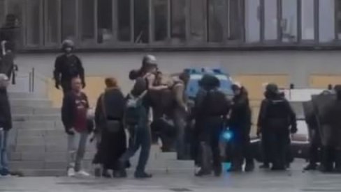 OVAKO TO RADI EU POLICIJA: Nokautirali ženu - ona pala na zemlju (VIDEO)