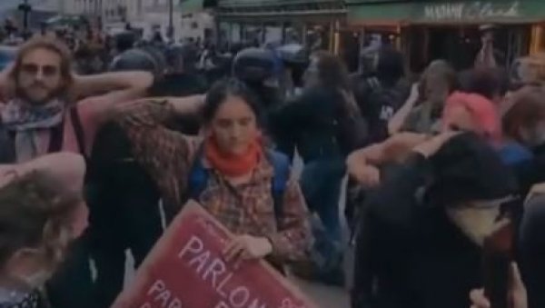 ПЕНДРЕК ПО ЛЕЂИМА: ЕУ полиција у обрачуну са демонстрантима у Француској (ВИДЕО) ПЕНДРЕК ПО ЛЕЂИМА: ЕУ полиција у обрачуну са демонстрантима у Француској (ВИДЕО)