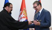 VUČIĆ UGOSTIO STIVENA SIGALA (VIDEO)