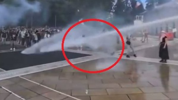 ТАКО ТО РАДИ ФРАНЦУСКА ПОЛИЦИЈА: Водени топ директно у главу ТАКО ТО РАДИ ФРАНЦУСКА ПОЛИЦИЈА: Водени топ директно у главу