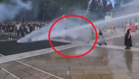ТАКО ТО РАДИ ФРАНЦУСКА ПОЛИЦИЈА: Водени топ директно у главу ТАКО ТО РАДИ ФРАНЦУСКА ПОЛИЦИЈА: Водени топ директно у главу
