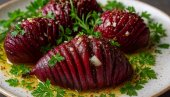 PEČENA CVEKLA SA BELIM LUKOM: Recept za aromatičnu salatu.