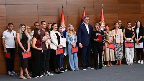 DOBRODOŠLI SVOJOJ KUĆI, PONOSNI SMO NA VAS: Vučić uručio ugovore medicinskim radnicima koji su se iz inostranstva vratili u Srbiju DOBRODOŠLI SVOJOJ KUĆI, PONOSNI SMO NA VAS: Vučić uručio ugovore medicinskim radnicima koji su se iz inostranstva vratili u Srbiju