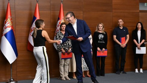 SPREMNI SMO IZDVOJIMO I VIŠE NOVCA ZA POVRATAK NAŠIH LEKARA IZ INOSTRANSTVA Vučić: Oni znaju kako je raditi u najboljim klinikama SPREMNI SMO IZDVOJIMO I VIŠE NOVCA ZA POVRATAK NAŠIH LEKARA IZ INOSTRANSTVA Vučić: Oni znaju kako je raditi u najboljim klinikama