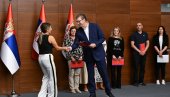СПРЕМНИ СМО ИЗДВОЈИМО И ВИШЕ НОВЦА ЗА ПОВРАТАК НАШИХ ЛЕКАРА ИЗ ИНОСТРАНСТВА Вучић: Они знају како је радити у најбољим клиникама СПРЕМНИ СМО ИЗДВОЈИМО И ВИШЕ НОВЦА ЗА ПОВРАТАК НАШИХ ЛЕКАРА ИЗ ИНОСТРАНСТВА Вучић: Они знају како је радити у најбољим клиникама