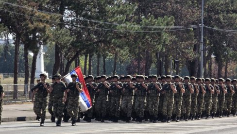 DEFILE PUNE SNAGE I MOĆI NAŠE ARMIJE: Na prostoru ispred Palate Srbija u 11 časova počinje velika vojna parada sa 10.000 učesnika DEFILE PUNE SNAGE I MOĆI NAŠE ARMIJE: Na prostoru ispred Palate Srbija u 11 časova počinje velika vojna parada sa 10.000 učesnika