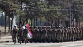 DEFILE PUNE SNAGE I MOĆI NAŠE ARMIJE: Građani počeli da pristižu na prostor ispred Palate Srbija, svi čekaju početak velike vojne parade