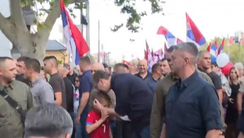 VUČIĆ NA SKUPU PROTIV BLOKADA: Reka ljudi krenula u šetnju protiv blokada, predsednik na čelu kolone (VIDEO)
